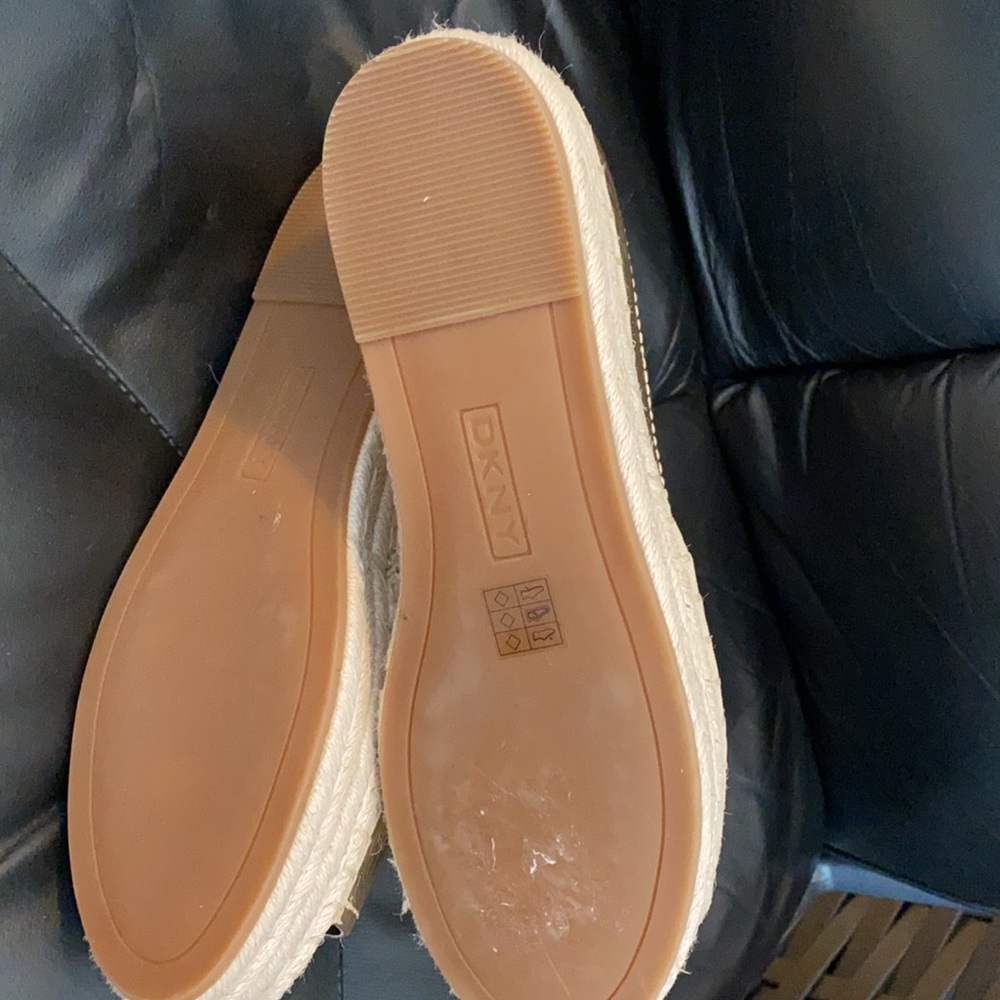 Stop traffic in a DKNY golden leather, peep toes espadrilles 😌 - Picture 12 of 12